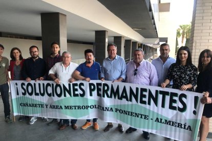 Juan Espadas con vecinos de Aguadulce en Roquetas de Mar.