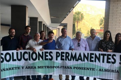 El secretario general del PSOE junto a vecinos de Roquetas.