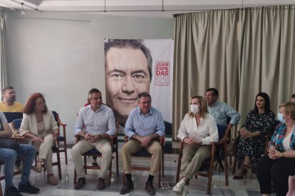 Juan Espadas se reúne con un grupo de mujeres en El Ejido.