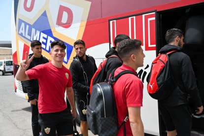 Felicidad en la plantilla nada más llegar a Almería este sábado.