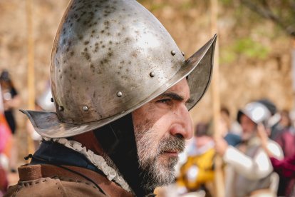 Uno de los participantes en la recreación.