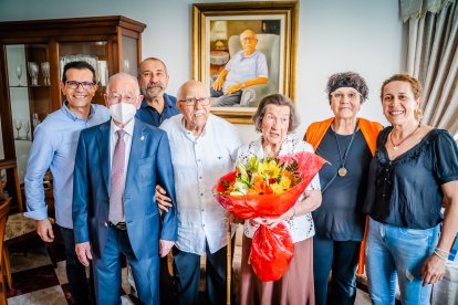 Entrega de una placa y un ramo de flores a la persona de mayor edad de El Parador.