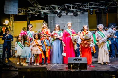 La coronación de las reinas, damas y rey de las fiestas.