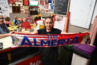 Con la bandera de la UD Almería.