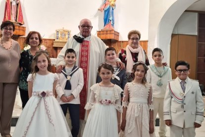 Primer grupo de primeras comuniones en la Iglesia de San Urbaño de
La Cañada: el párroco Fernando Peña acompaña a catequistas y jóvenes.