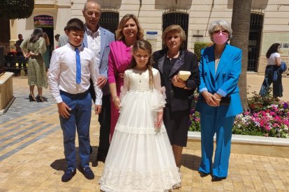 Rocío Carretero Simón hizo la primera comunión en la Iglesia Parroquial de La Encarnación de Vera, acompañadas por sus padres y abuelos.