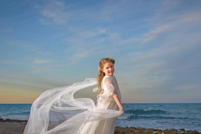 Rocío Carretero posando en la playa de Vera tras recibir al Señor.