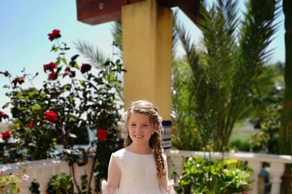 La joven Rocío Carretero en Vera donde hizo la primera comunión.