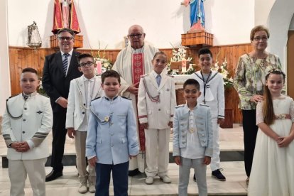 Niños y niñas que recibieron al Señor en La Cañada de manos del sacerdote, Fernando Peña; los catequistas que les acompañan son Paco Rivas y Fina.