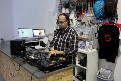 Música y D.J. para amenizar la fiesta y las primeras escaladas.