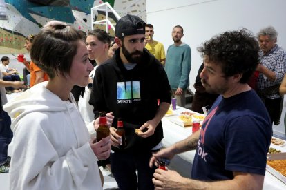 Manuel Sorroche junto a responsables de la empresa Decathlon de Huércal de Almería.