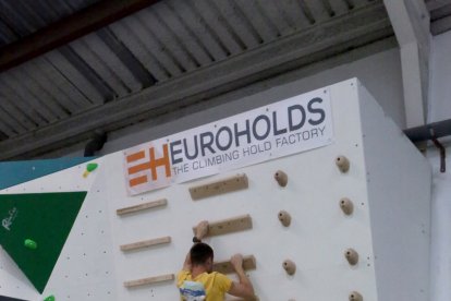 Fuerza extraordinaria para ascender por esta pared.