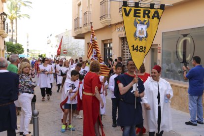 Los veratenses han desfilado por las calles del municipio.