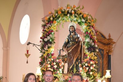 Abrucena muestra su devoción por San José.