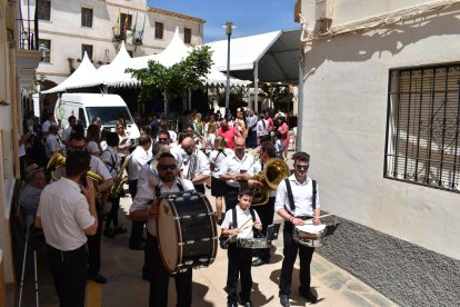 Los vecinos disfrutan de estas fiestas con mucha emoción y al ritmo de la música.