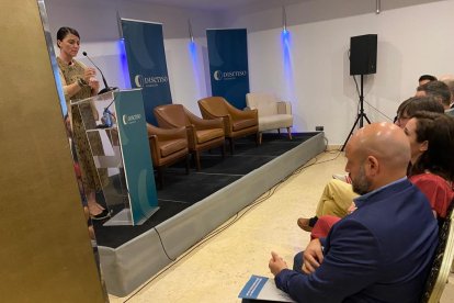 A la derecha, Rodrigo Alonso, número 1 de Vox al Parlamento por la provincia de Almería.