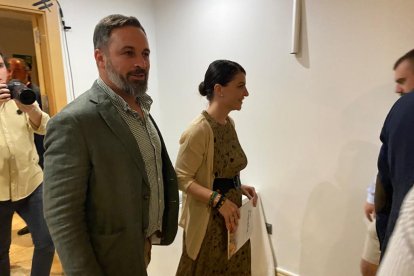 Llegada de Santiago Abascal y Macarena Olona al Hotel Catedral.
