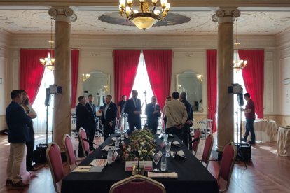 El debate empresarial se celebra en el salón noble del Círculo Mercantil de Almería.