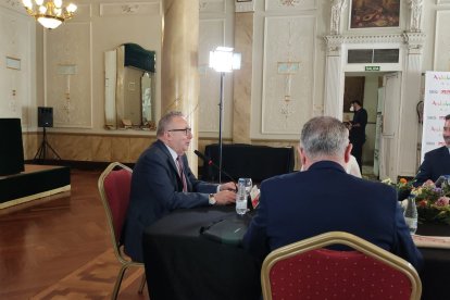 Pedro M. de la Cruz, director de LA VOZ, modera y conduce el debate.