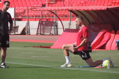 Rodrigo Ely, al margen del grupo.