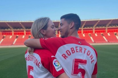 Sol Escayola y Robertone en la hierba del Estadio de los Juegos Mediterráneos.