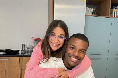 Akieme con su pareja.