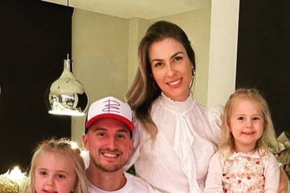 Rodrigo Ely con su mujer y las dos reinas de la casa.