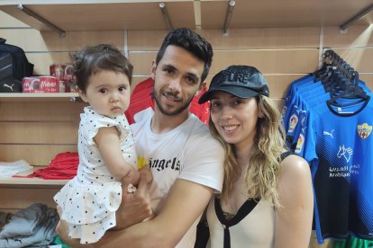 Nelson Monte con su pequeña y su señora en la tienda del Almería.