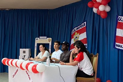 Los alumnos prepararon preguntas para los futbolistas.