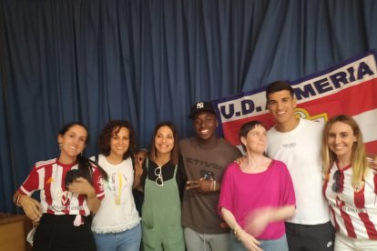 Parte del profesorado del centro con los jugadores de la UD Almería.
