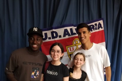 Los alumnos pudieron fotografiarse con ellos y llevarse un autógrafo en sus camisetas o cuadernos. 