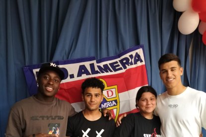 Los alumnos pudieron fotografiarse con ellos y llevarse un autógrafo en sus camisetas o cuadernos. 