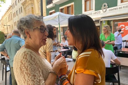 Una vecina saluda a Marta Bosquet, a la derecha de la foto.