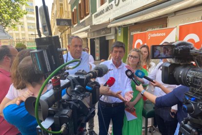 Vicente García Egea y Juan Marín, en la atención a medios de comunicación.