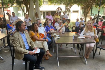 Esperando al inicio del acto.