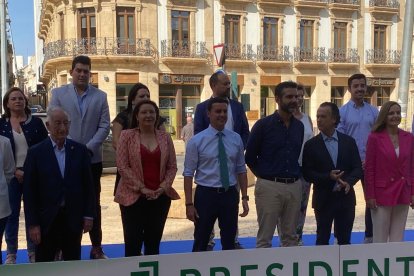 Primera fila en la foto de familia.