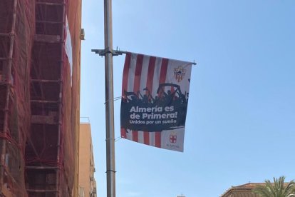 Banderolas en Obispo Orberá.