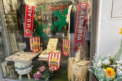 Escaparates engalanados para apoyar al UD Almería.