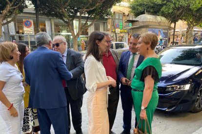 La ministra saluda a Indalecio Gutiérrez y Lourde Molina.