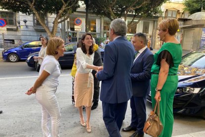 Juan Ramón Fernández-Imbernón, subdelegado en funciones, saluda a la ministra de Justicia a su llegada.