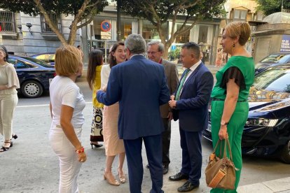 Dirigentes socialistas y autoridades, en el Paseo.