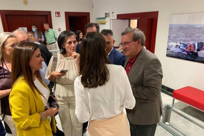 De espaldas, Pilar Llop, antes del acto del PSOE de Almería.