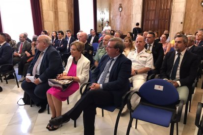Lourdes Molina junto a autoridades políticas y militares.
