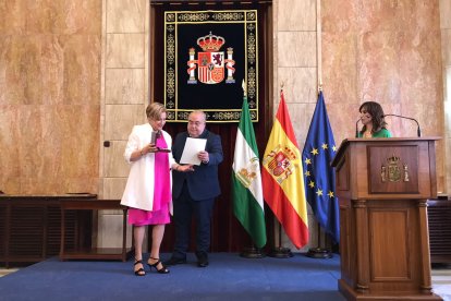 La magistrada Lourdes Molina recoge la condecoración a su trayectoria jurídica en Almería.