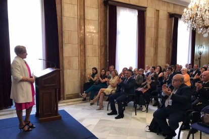 Los asistentes muestran su carilo a la magistrada Lourdes Molina.