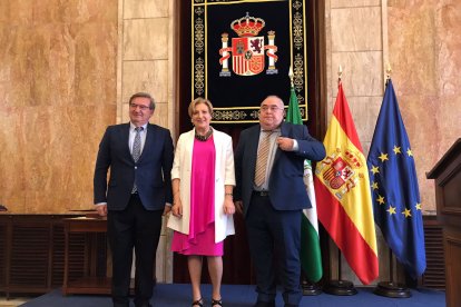 Lourdes Molina posa junto a Fernando Martínez y Tontxu Rodríguez.