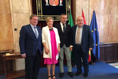 Lourdes Molina posa junto a Fernando Martínez, Juan Antonio Lorenzo y Tontxu Rodríguez.