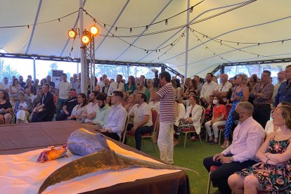 Los invitados disfrutando del ronqueo del atún.