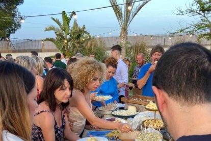 Los invitados probando diferentes tipos de queso.