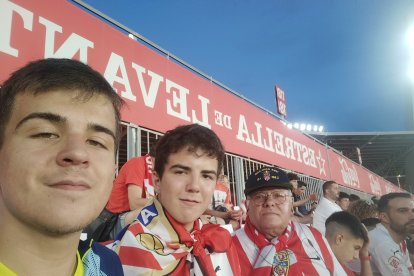 Navarro y sus nietos, dándolo todo por su Almería.